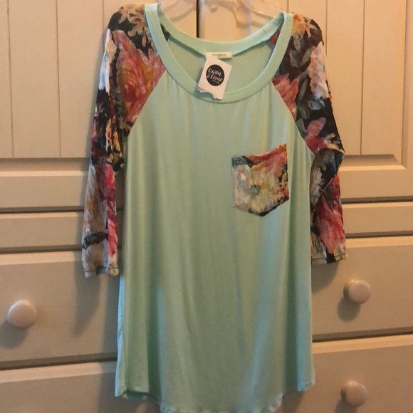 Quarter length sleeve blouse - Picture 1 of 4